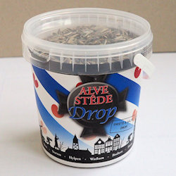 Vogelvoer in drop of yoghurt emmer