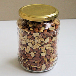 Vogelvoer in appelmoes- of augurkenpot
